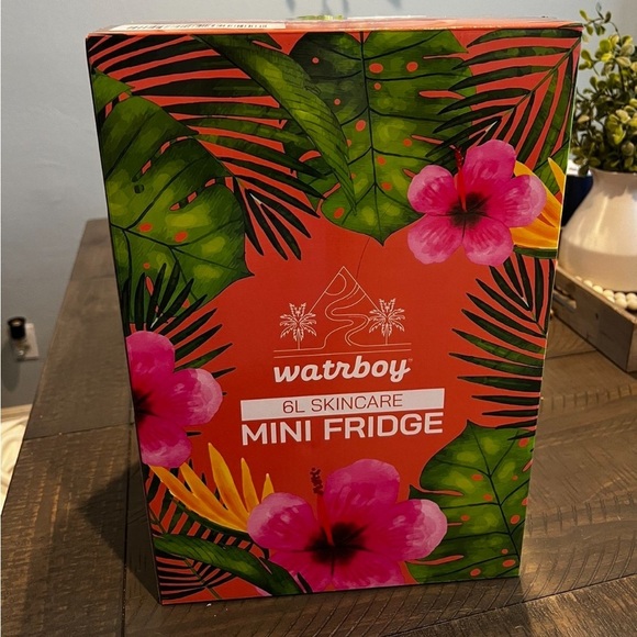 Warboy 6L Skincare Mini Fridge New - Picture 1 of 4